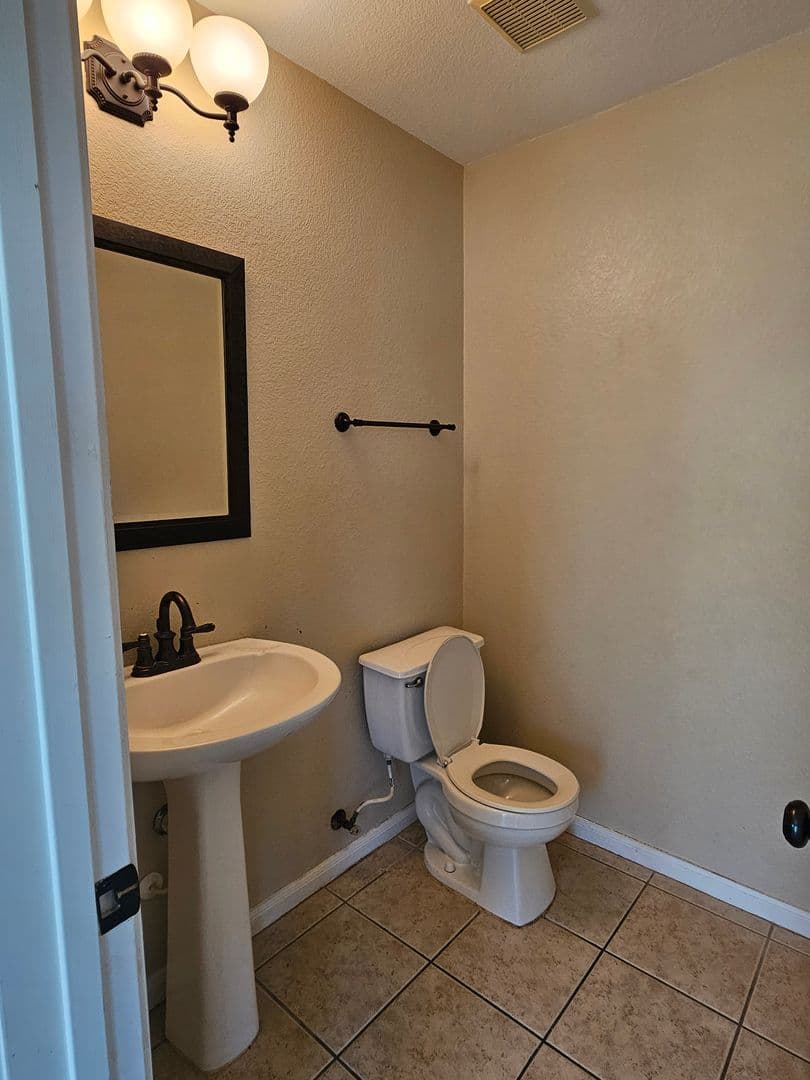Kyle House: 221 Primrose Blvd