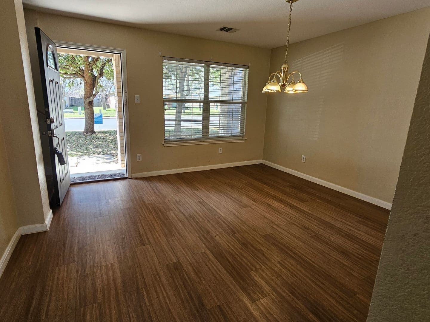Kyle House: 221 Primrose Blvd
