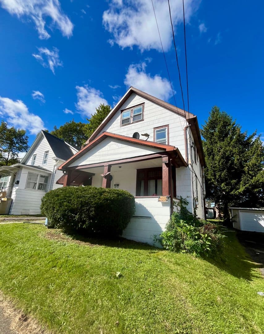 Johnson City House: 60 Roberts st