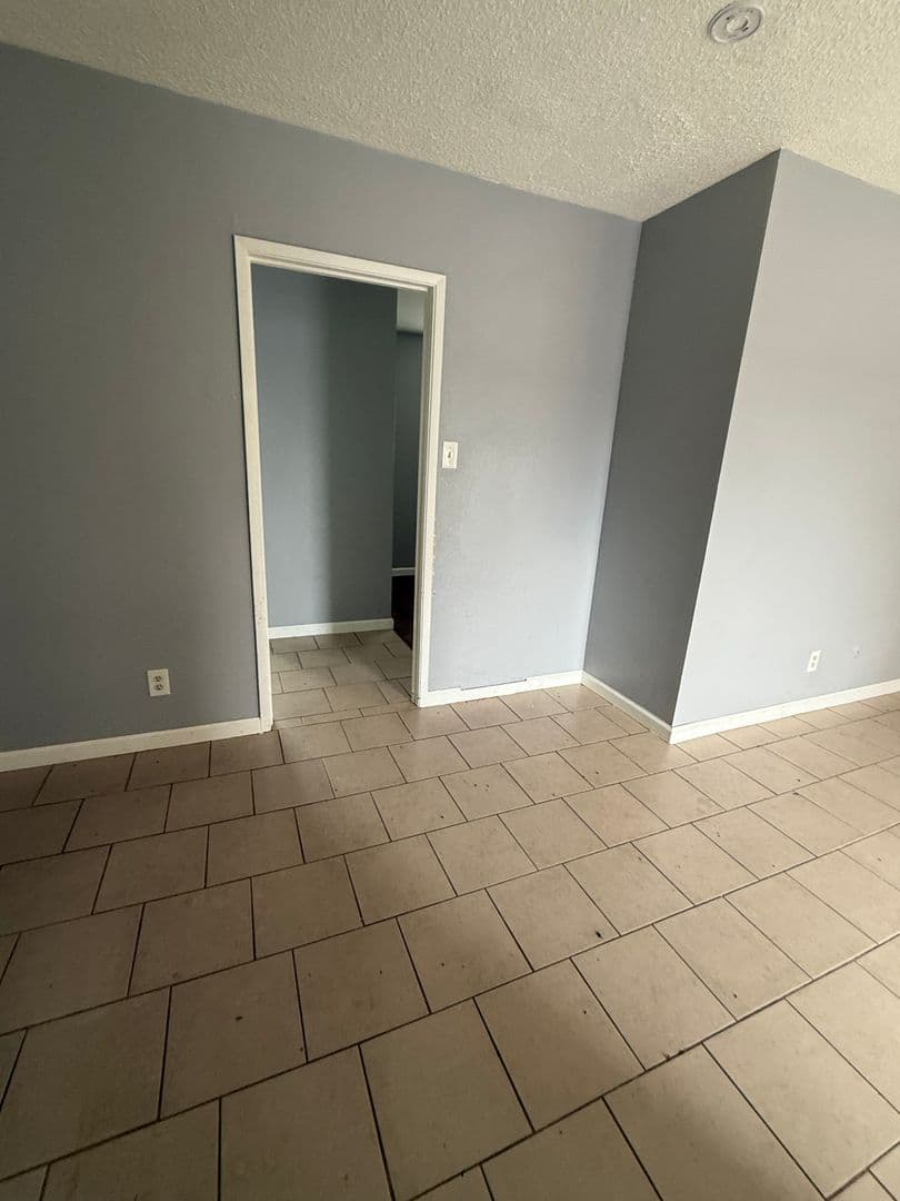Sacramento Apartment: 618 Plaza Ave