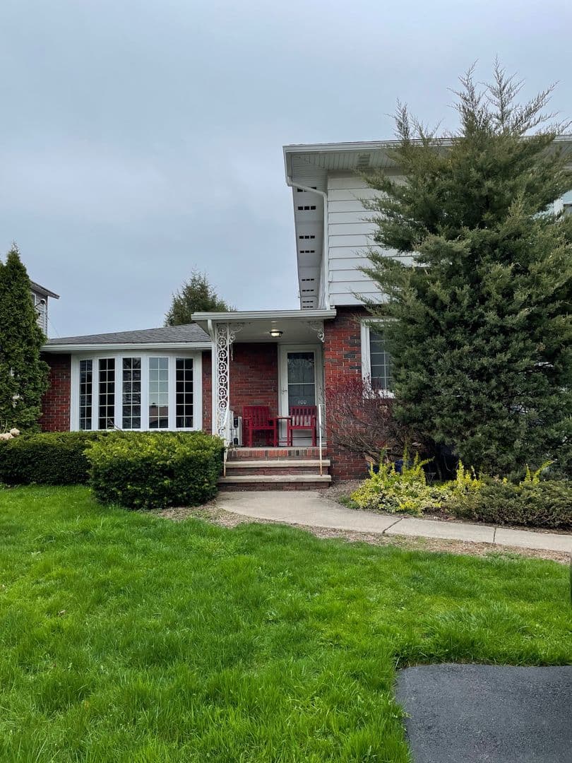 Syracuse House: 100 Darlington Road East #2