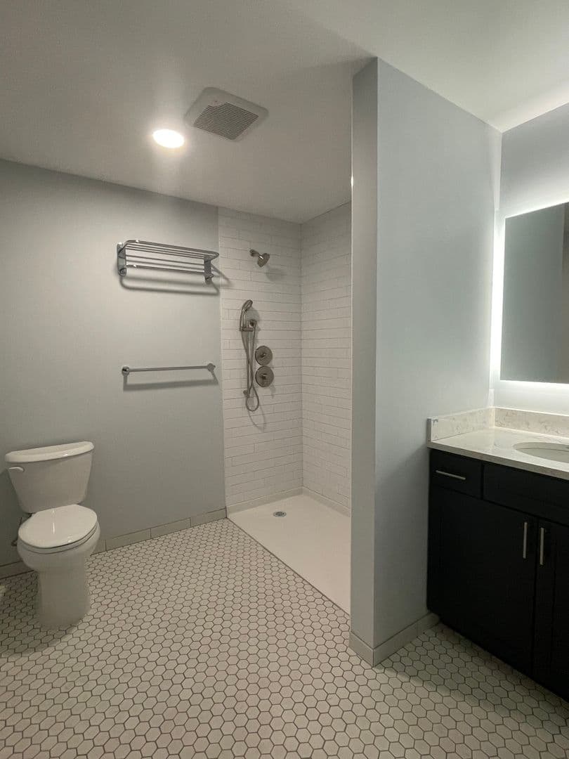 Utica Apartment: 119-137 Hotel Street - 207