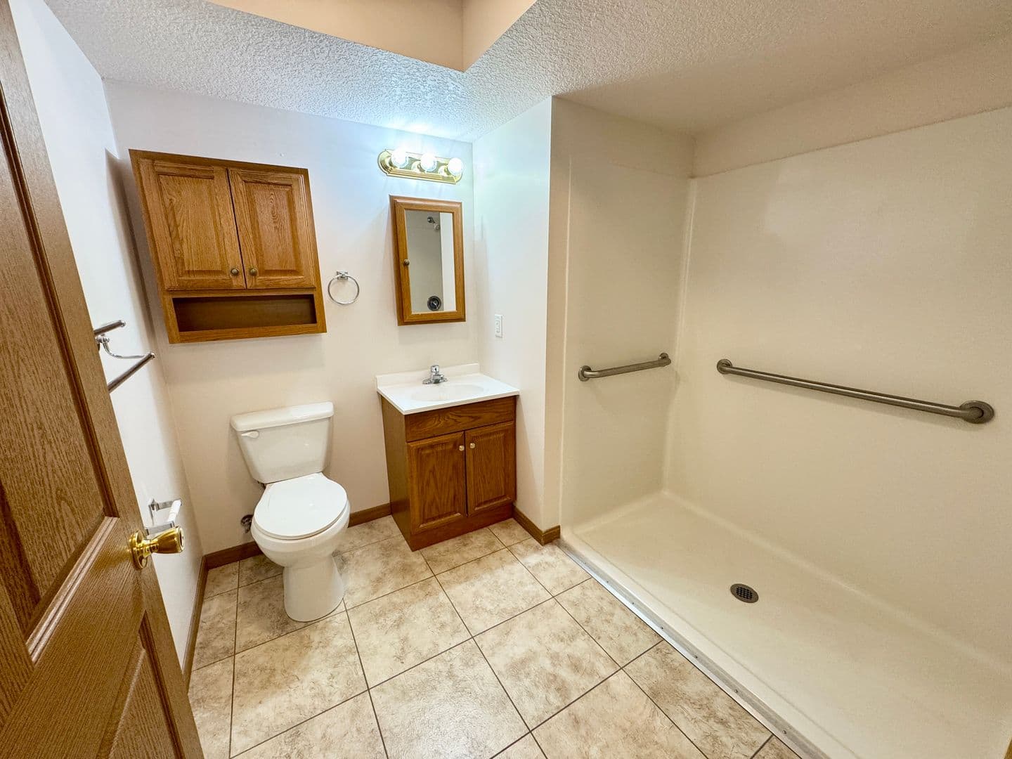 Plymouth Apartment: 302 Novelty St