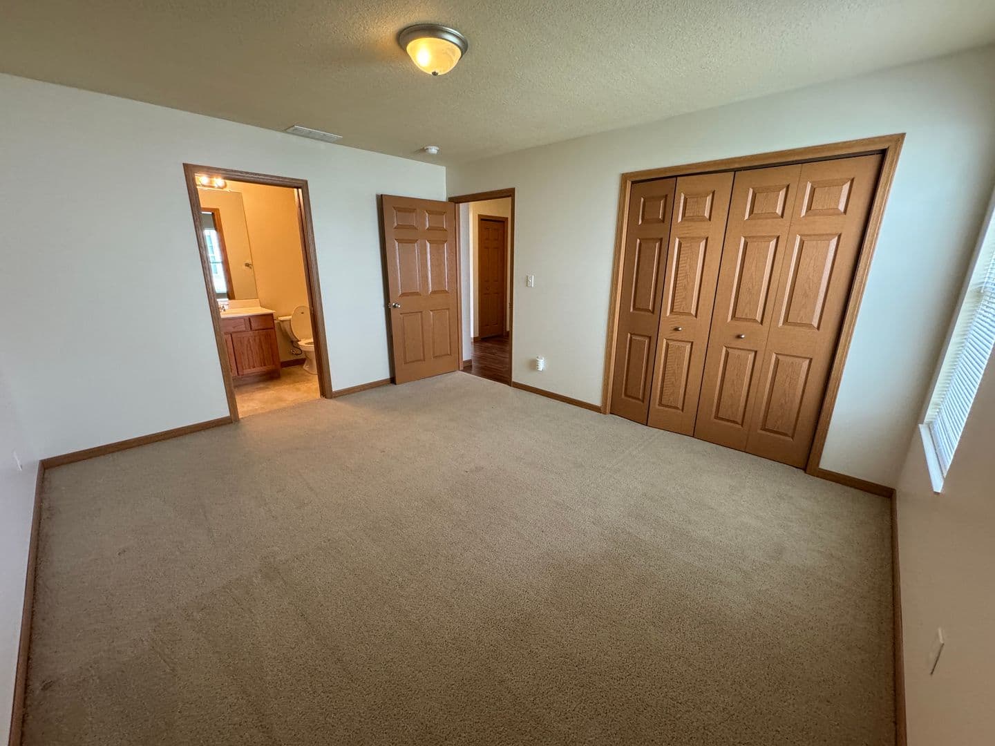 Columbia City Apartment: 120 N Chestnut Wood Lane