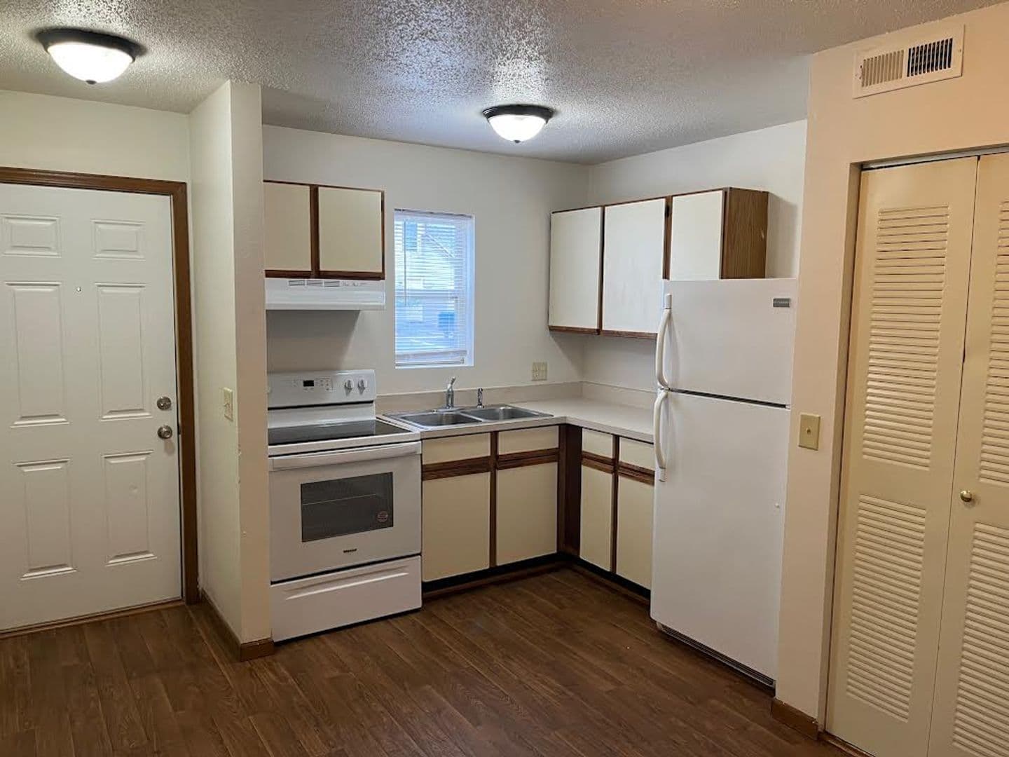 Plymouth Apartment: 1340 Holloway Dr