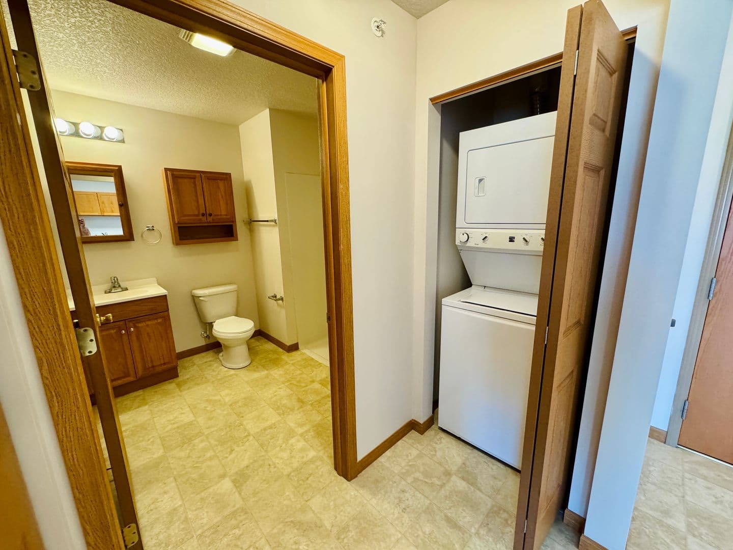 Columbia City Apartment: 120 N Chestnut Wood Lane