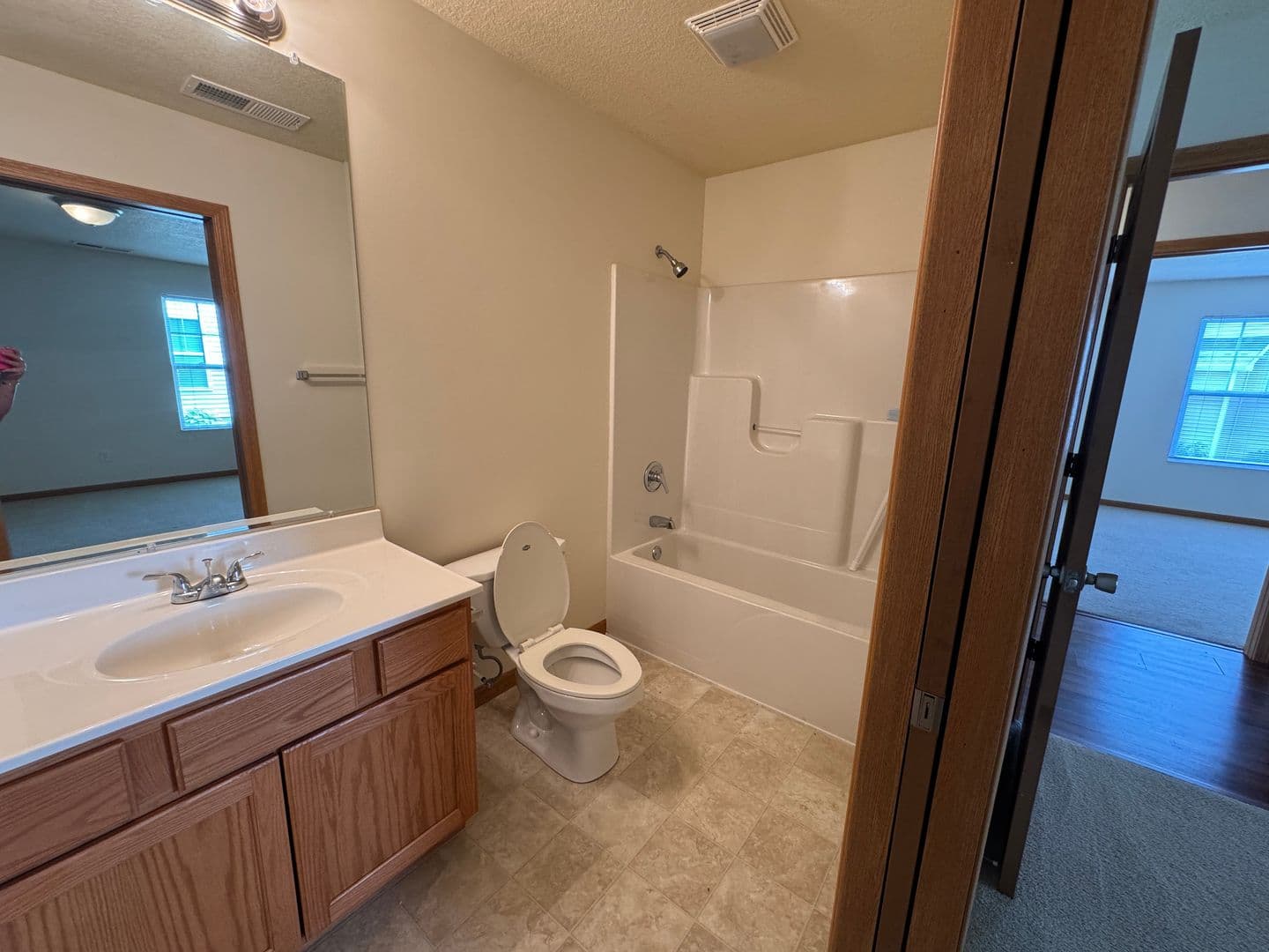 Columbia City Apartment: 120 N Chestnut Wood Lane