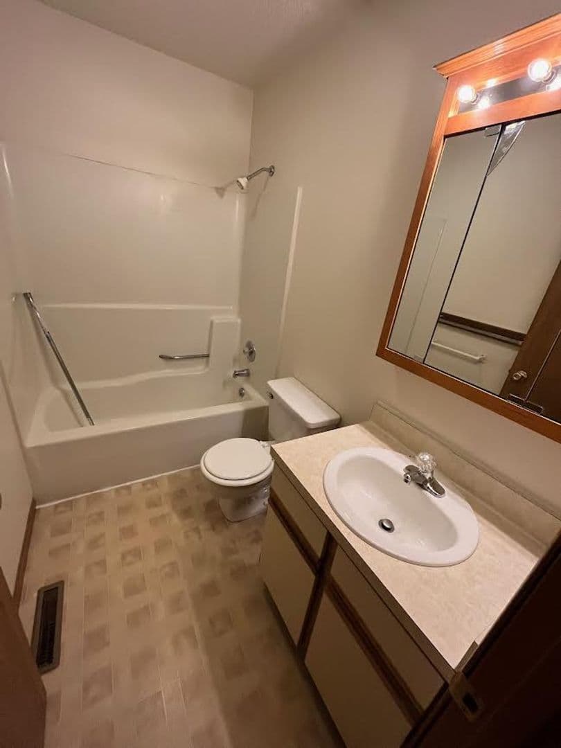 Plymouth Apartment: 1340 Holloway Dr