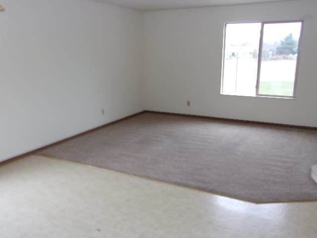 New Carlisle Apartment: 220 Chapman Drive