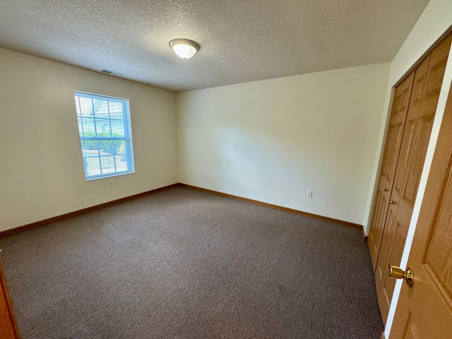 Columbia City Apartment: 120 N Chestnut Wood Lane