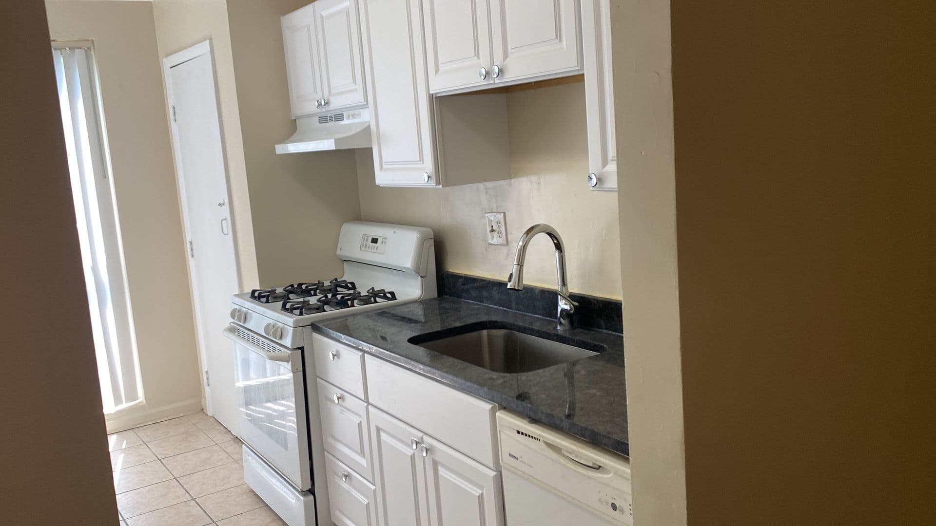 Alexandria Apartment: Bloomfield Dr