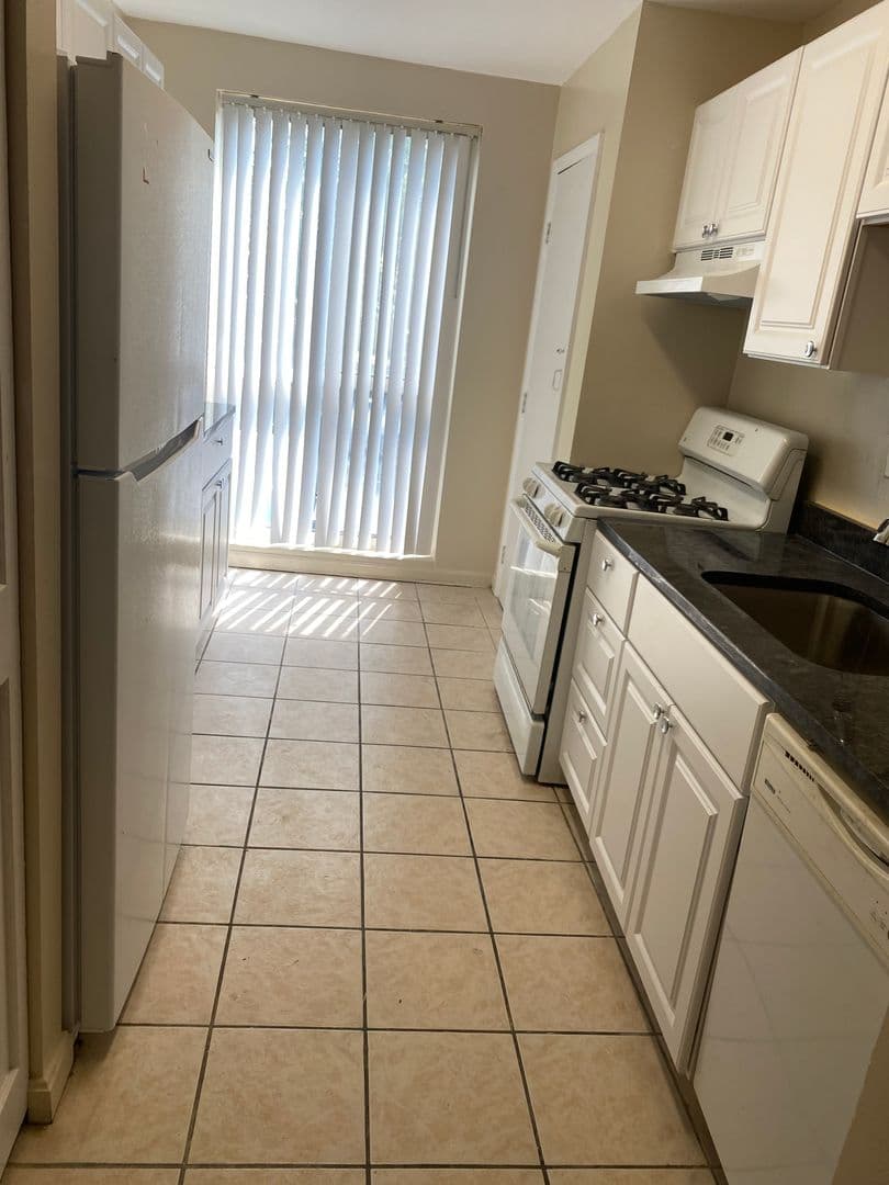 Alexandria Apartment: Bloomfield Dr