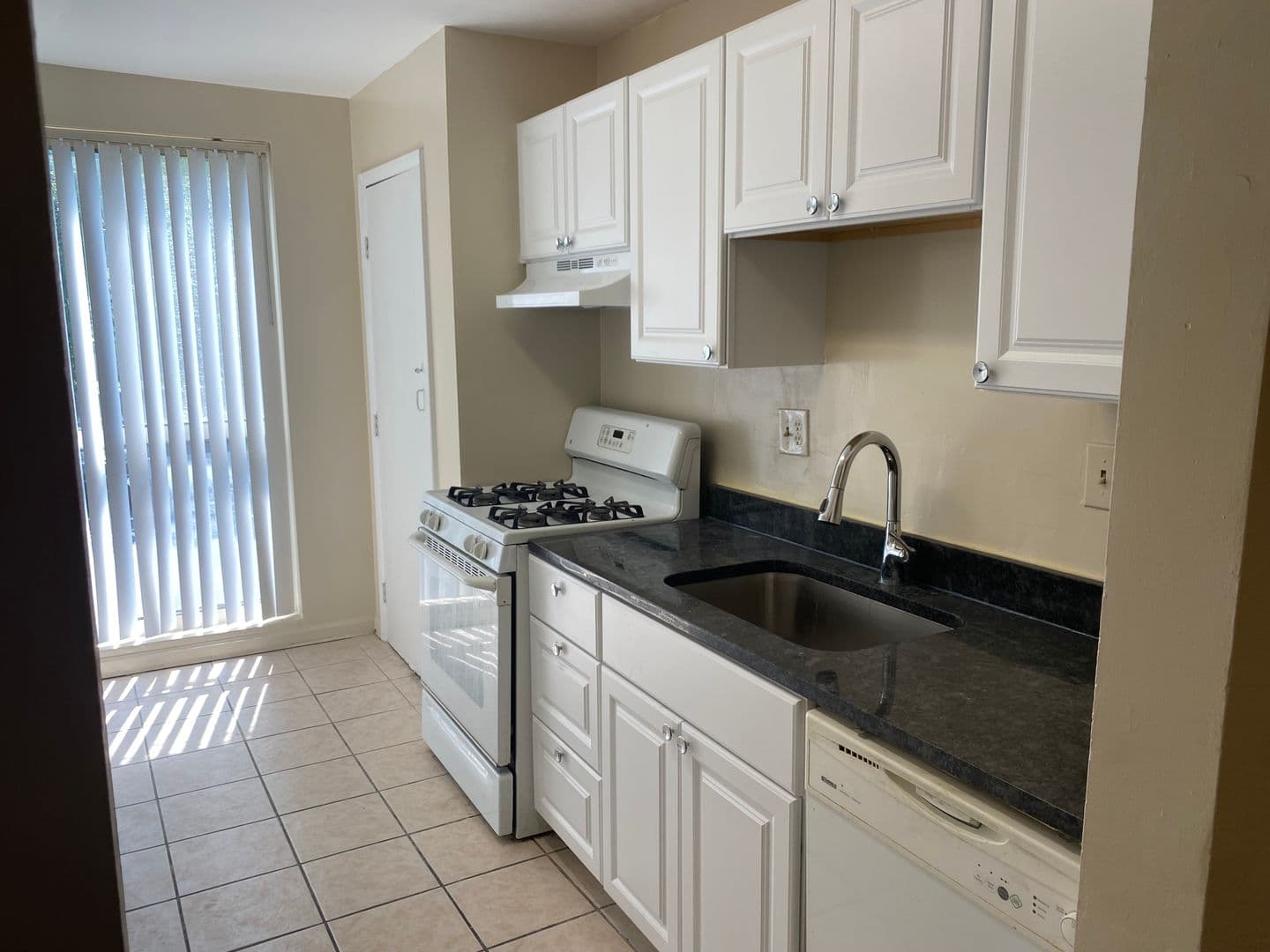 Alexandria Apartment: Bloomfield Dr