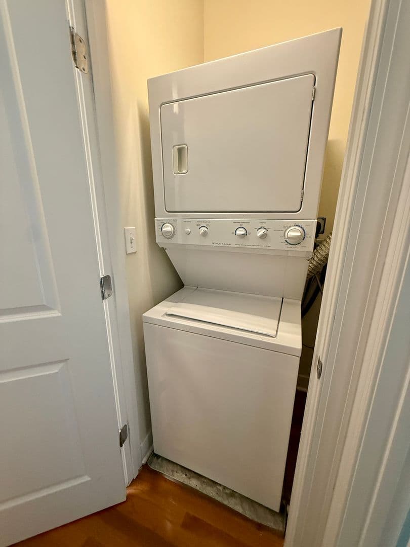 Washington Apartment: 1438 Fairmont St NW