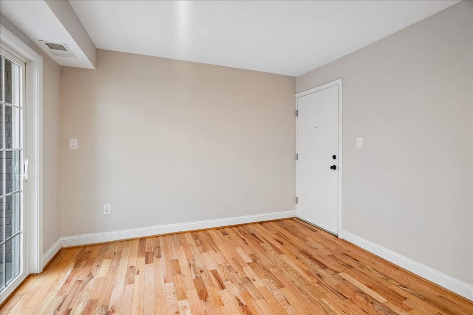 Washington Apartment: 1616 27th Street SE