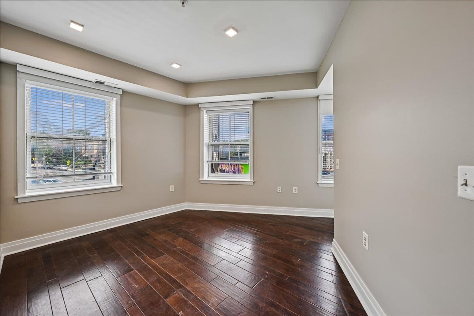 Washington Apartment: 10 Florida Avenue