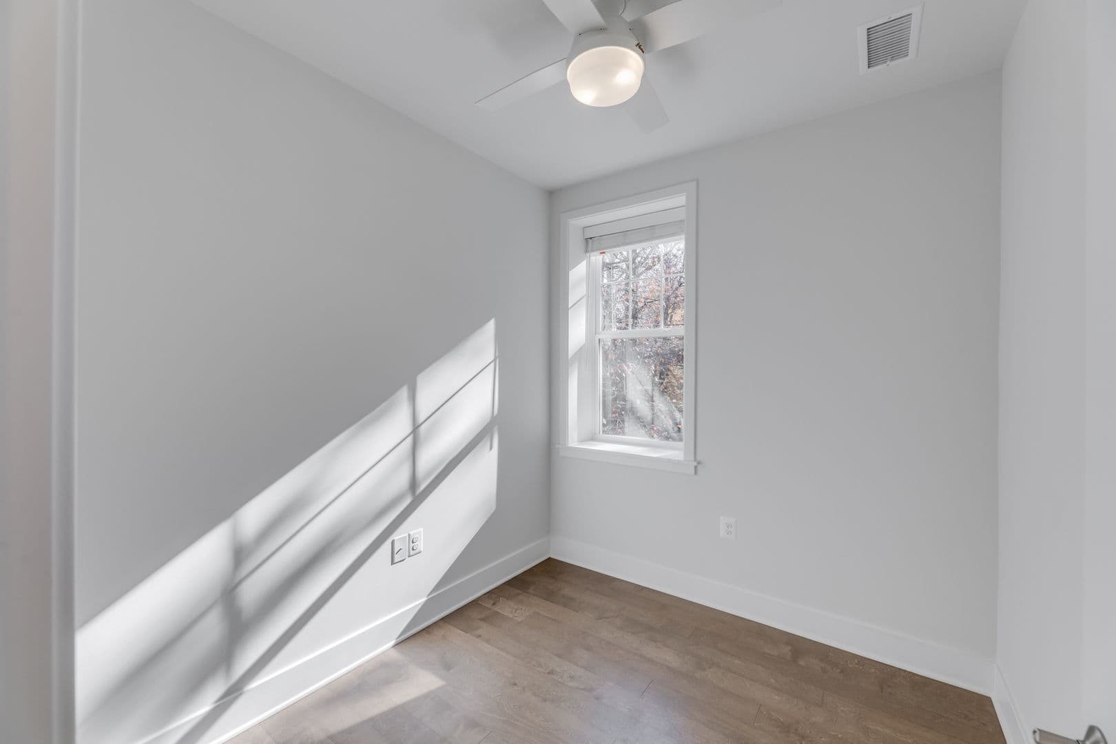 Washington Apartment: 2201 40th Pl NW
