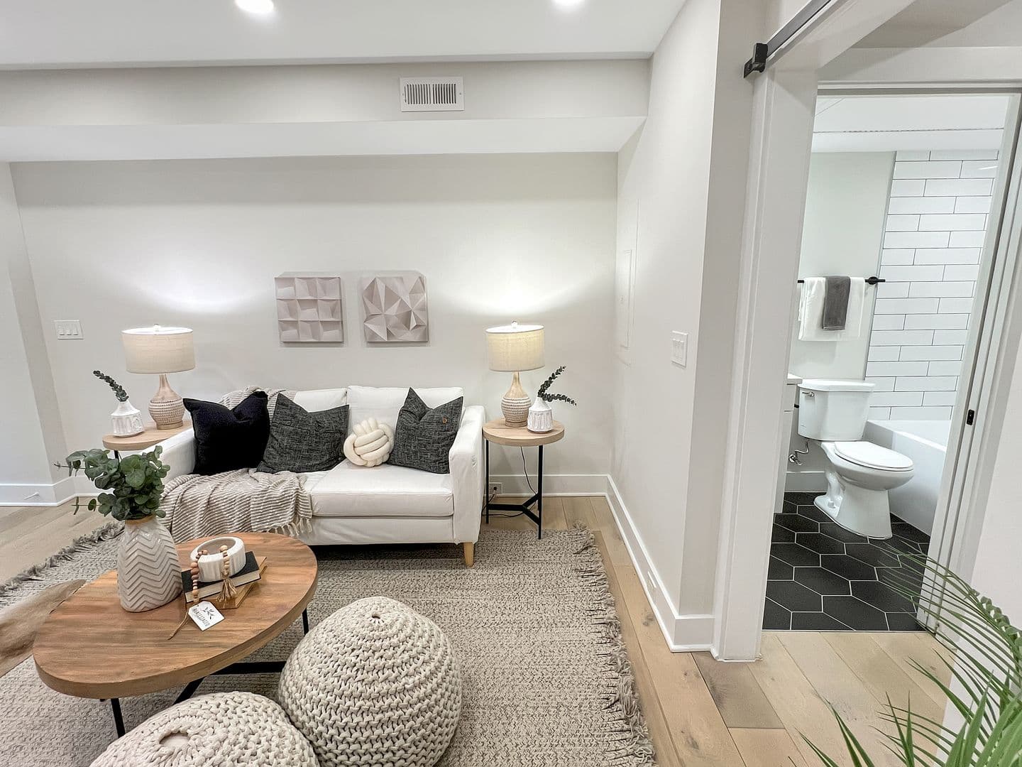 Washington Apartment: 1026 18th Street NE