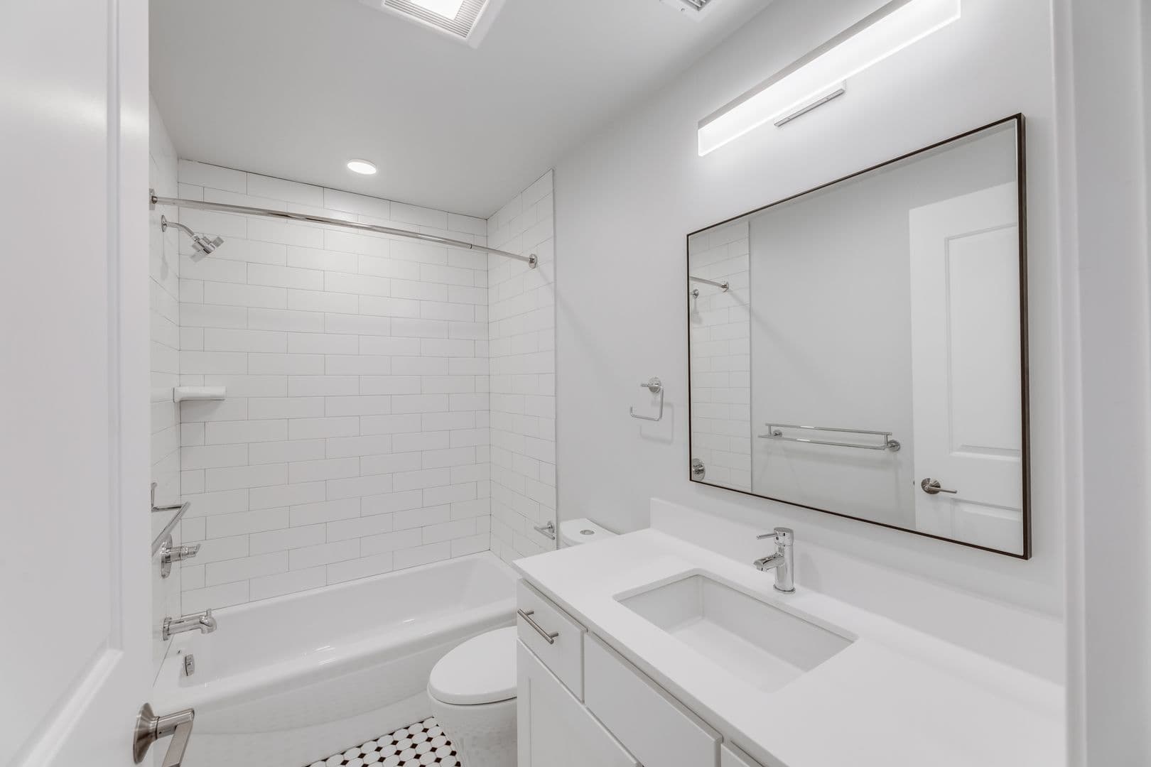 Washington Apartment: 2201 40th Pl NW