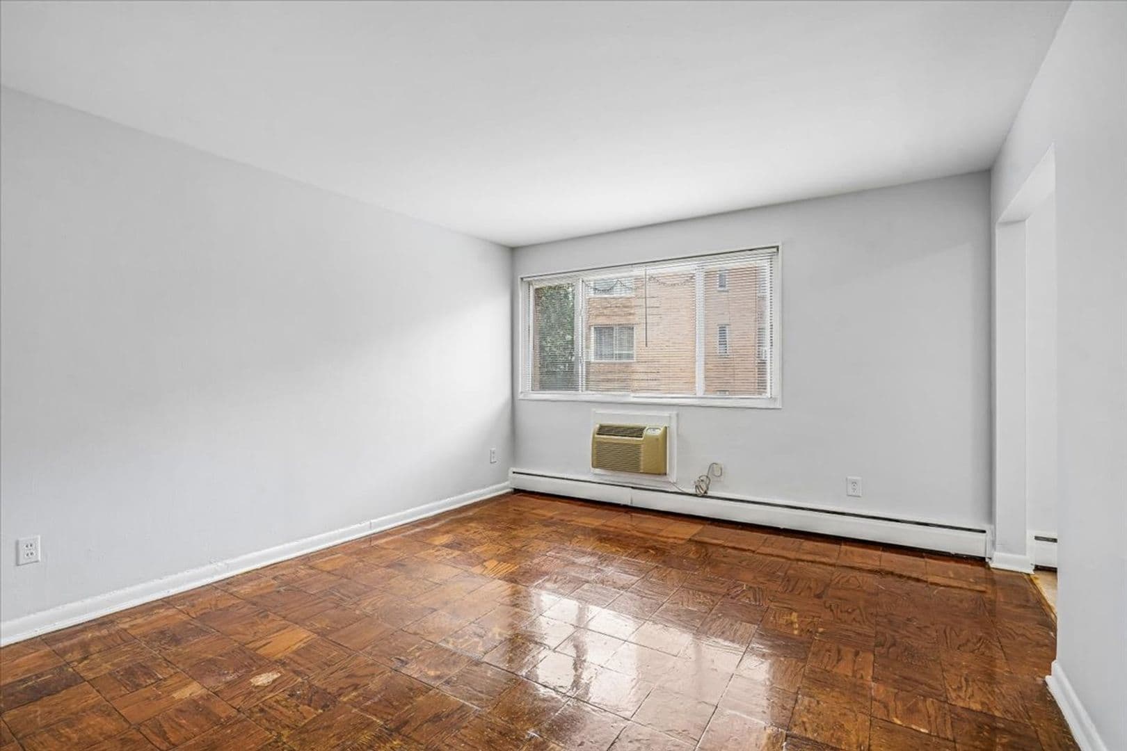 Washington Apartment: 1714 Summit Place NW