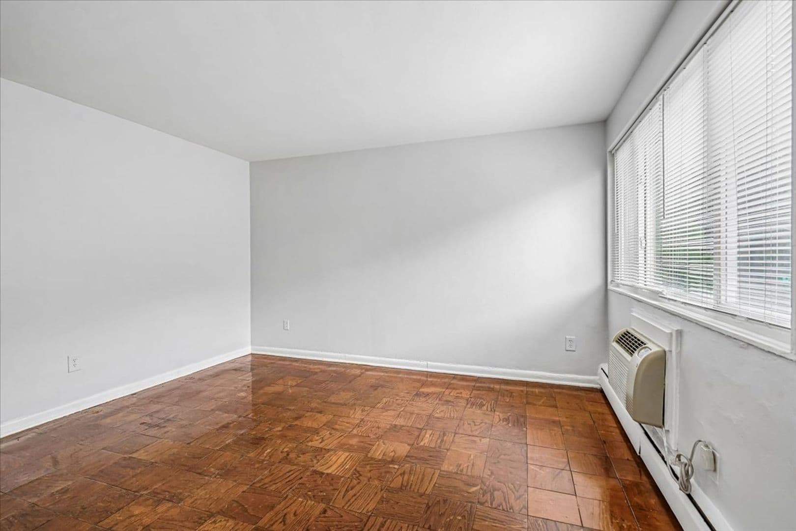 Washington Apartment: 1714 Summit Place NW