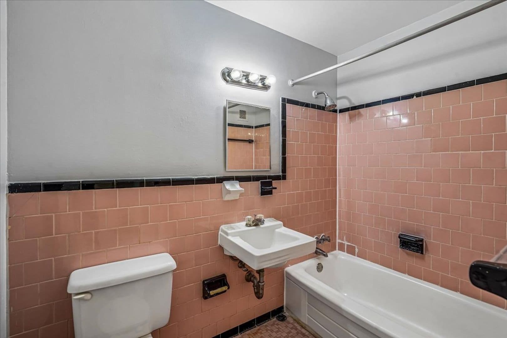 Washington Apartment: 1714 Summit Place NW