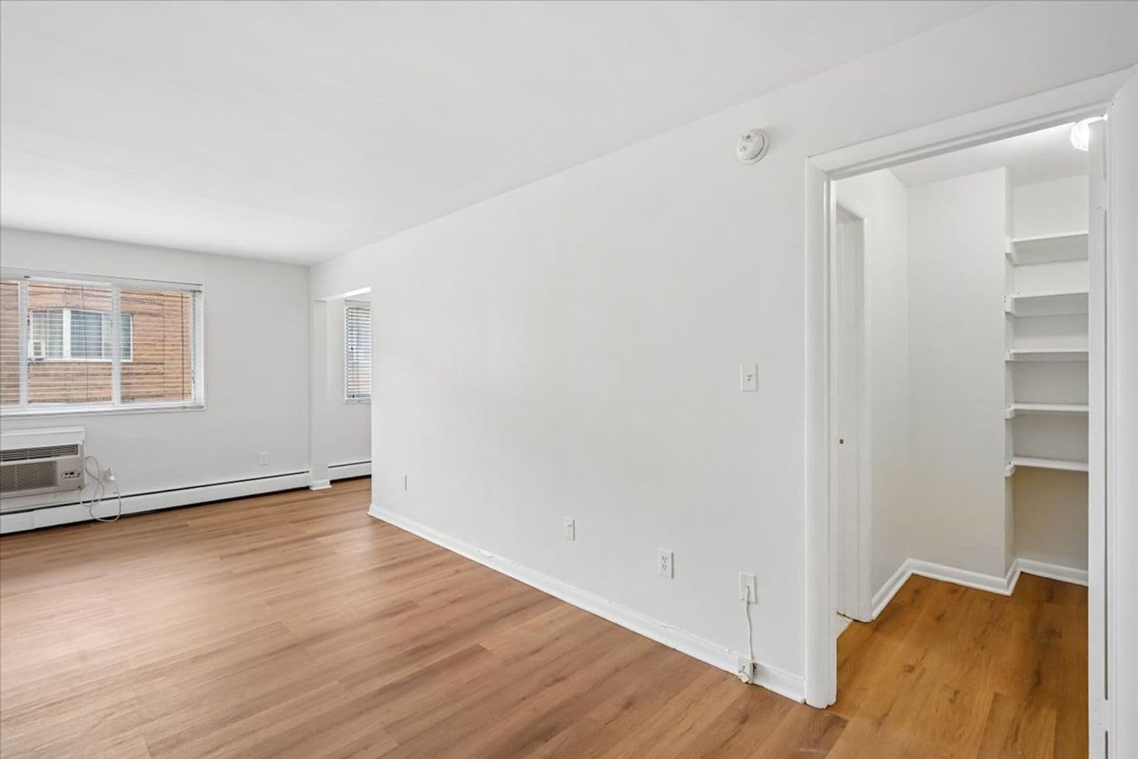 Washington Apartment: 1714 Summit Place NW