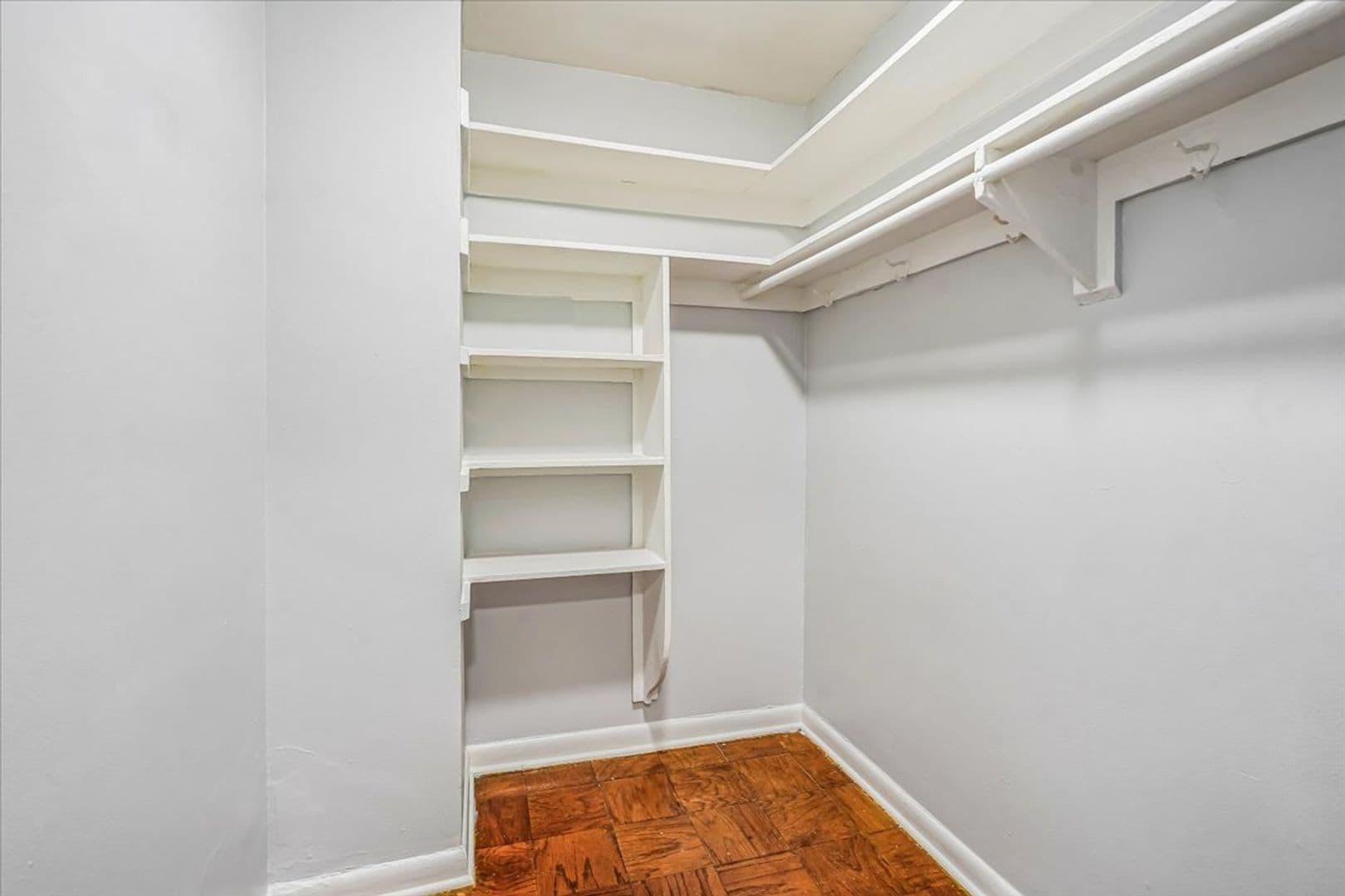 Washington Apartment: 1714 Summit Place NW