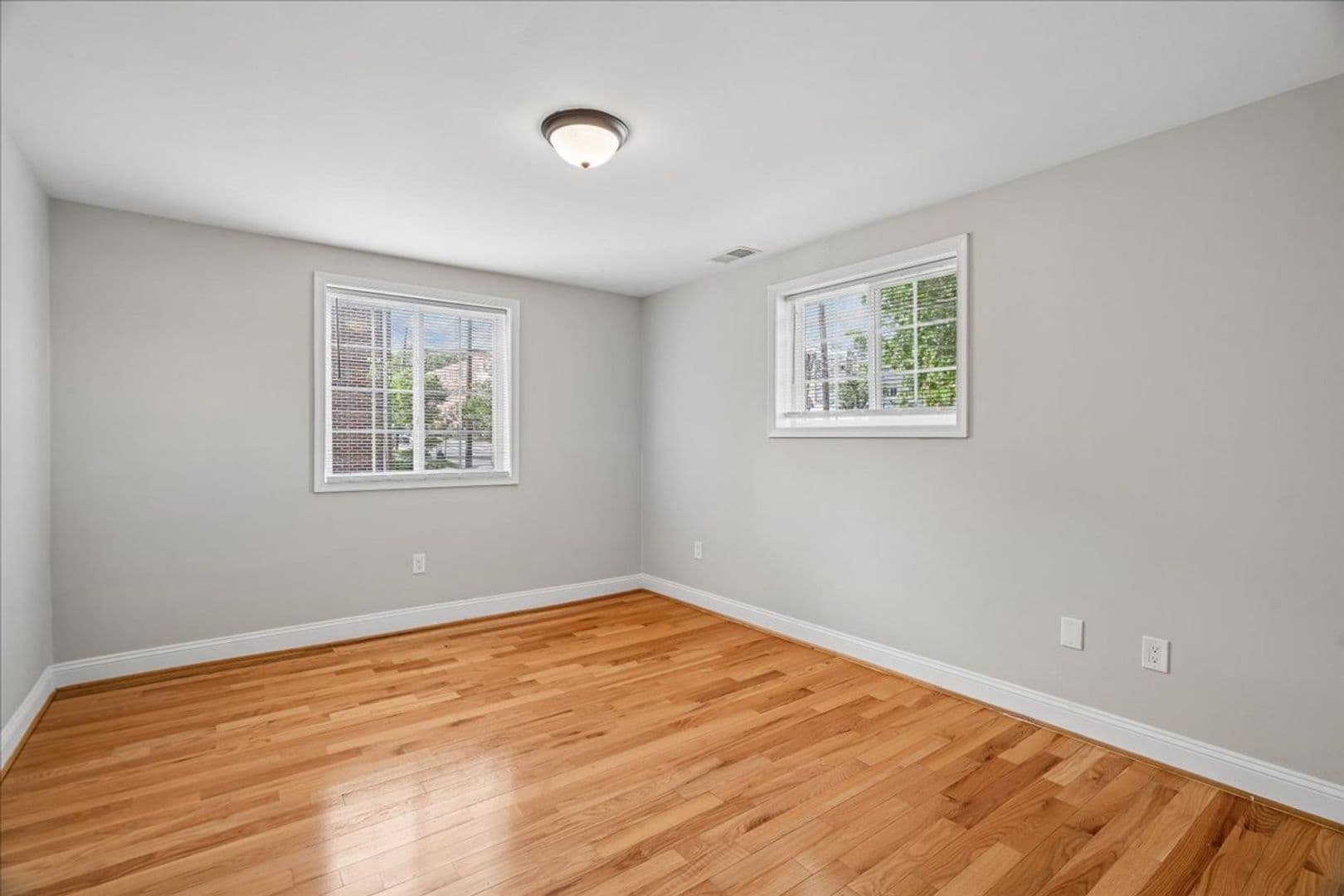Washington Apartment: 1616 27th Street SE