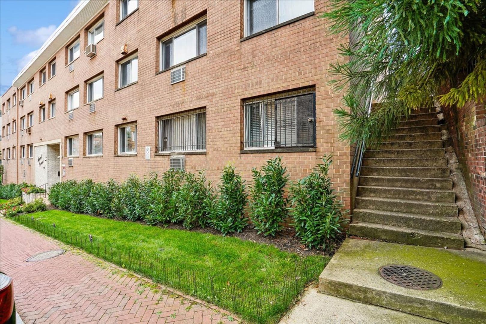 Washington Apartment: 1714 Summit Place NW