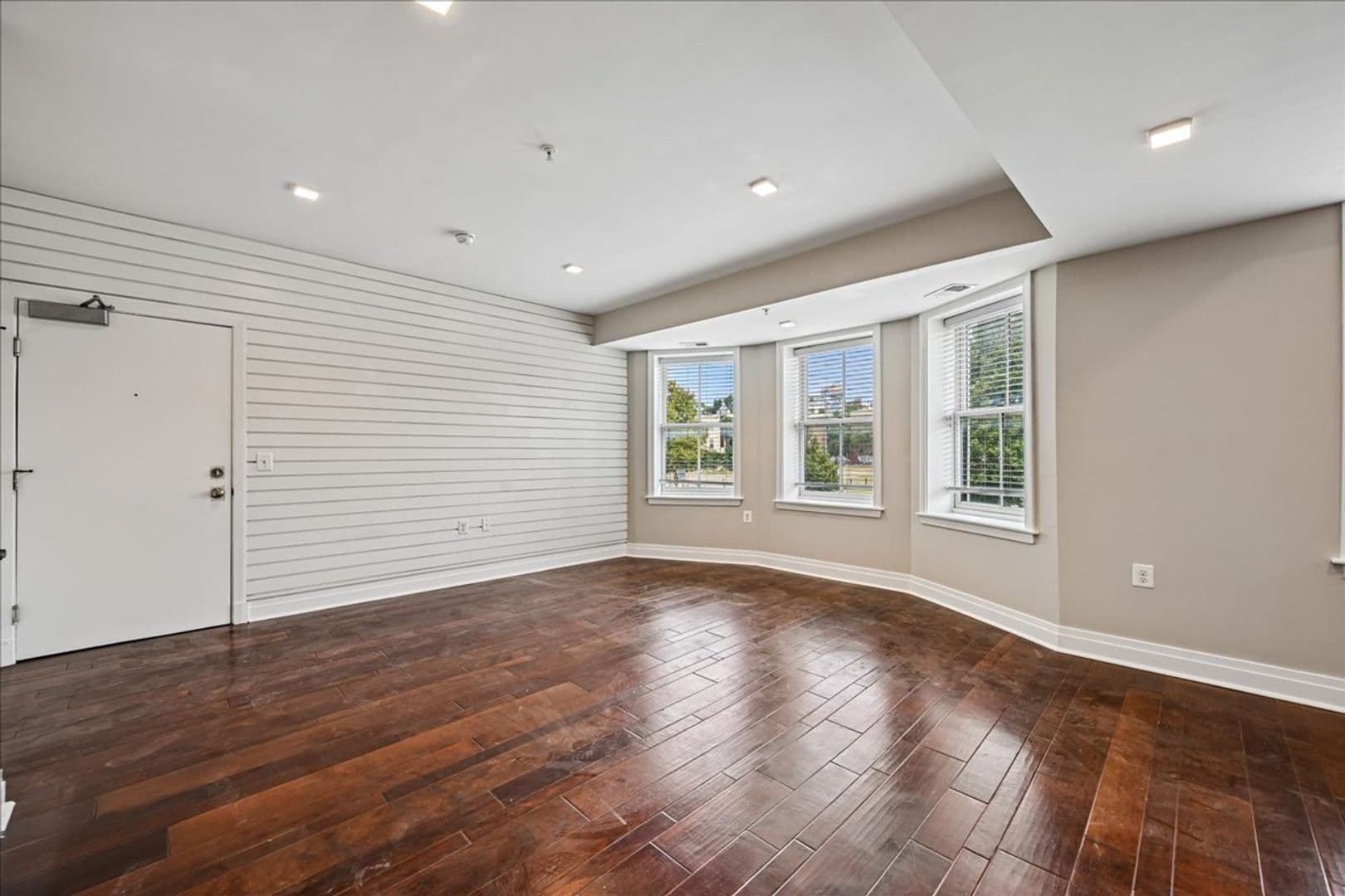 Washington Apartment: 10 Florida Avenue