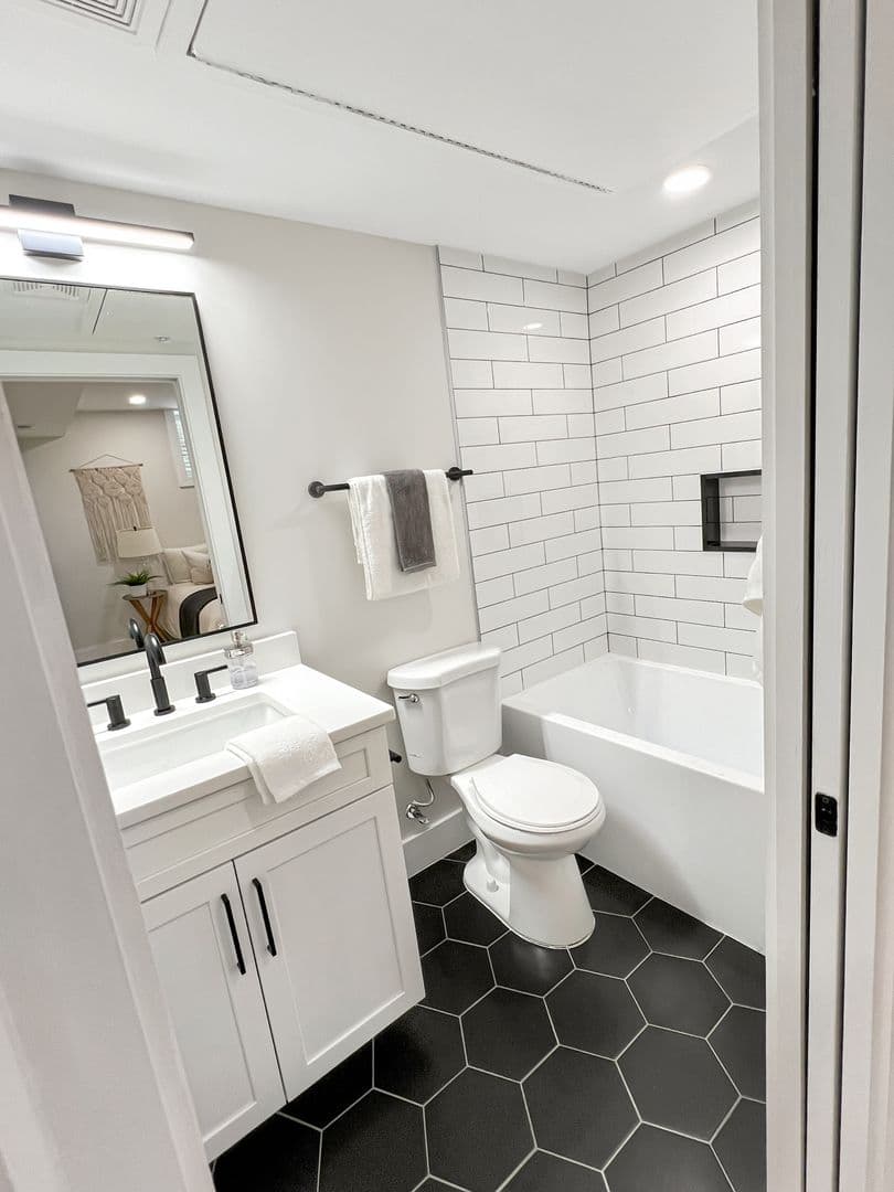 Washington Apartment: 1026 18th Street NE