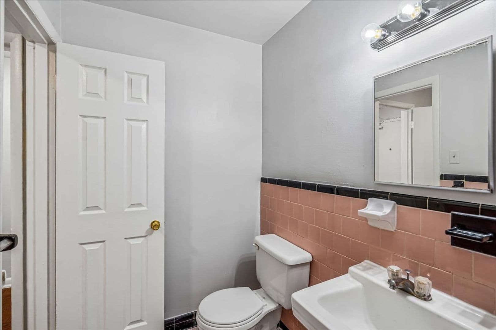 Washington Apartment: 1714 Summit Place NW
