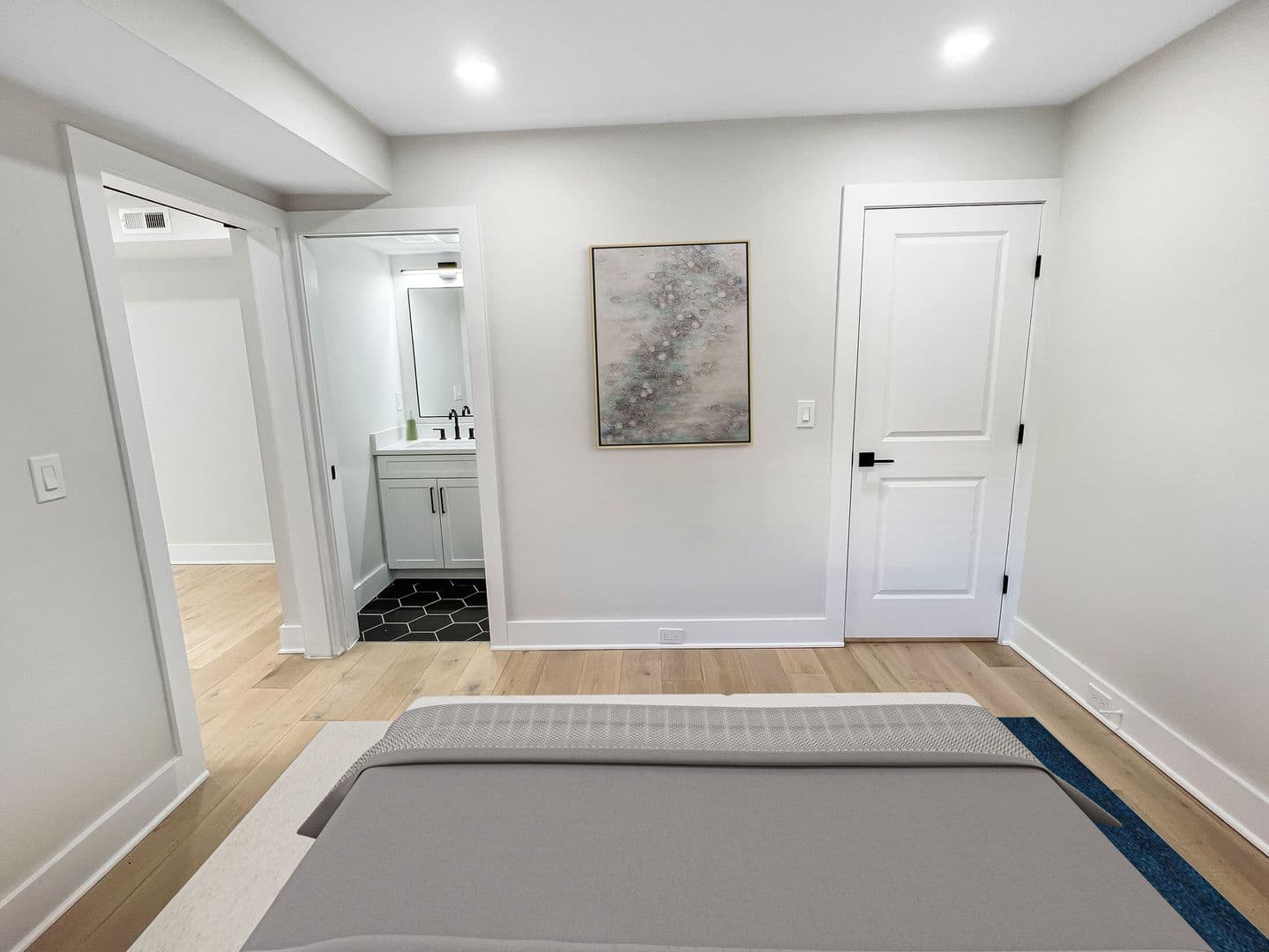 Washington Apartment: 1026 18th Street NE