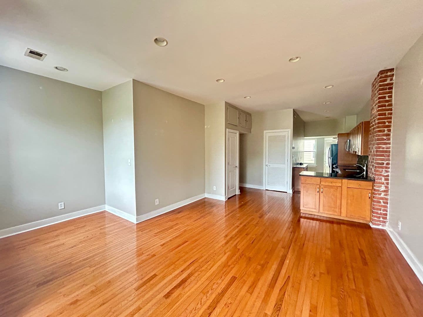 Washington Apartment: 1438 Fairmont St NW