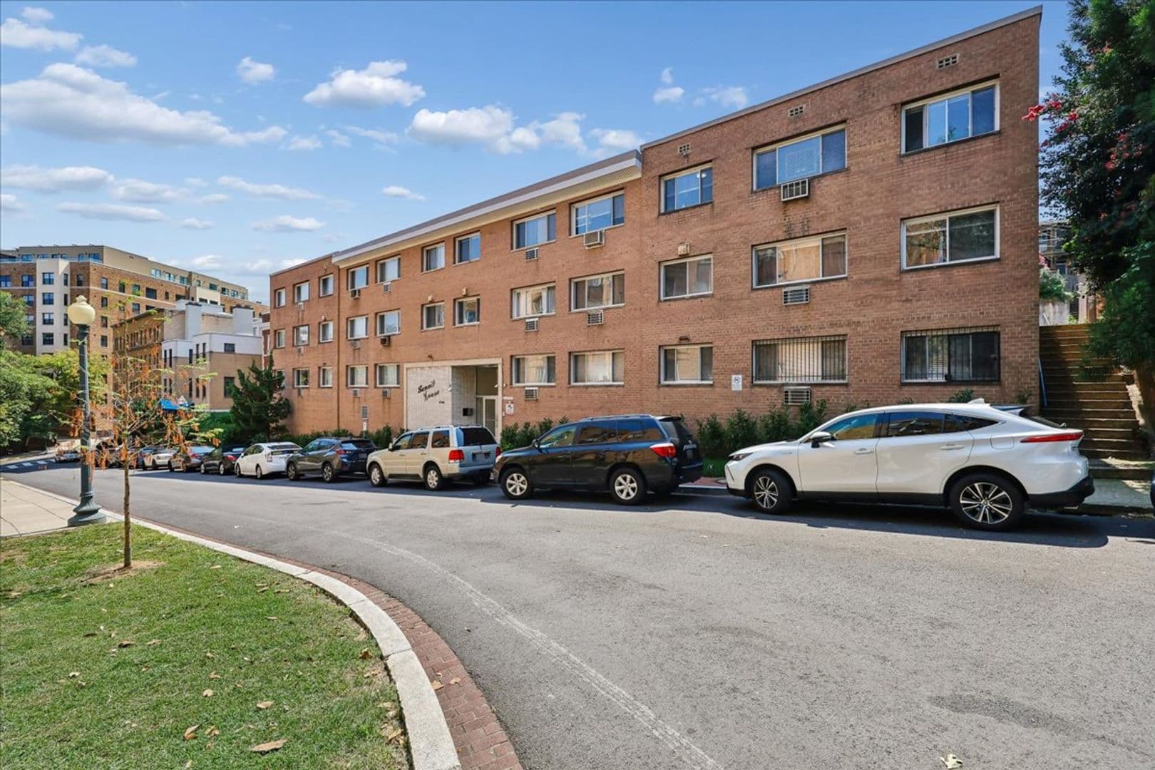 Washington Apartment: 1714 Summit Place NW