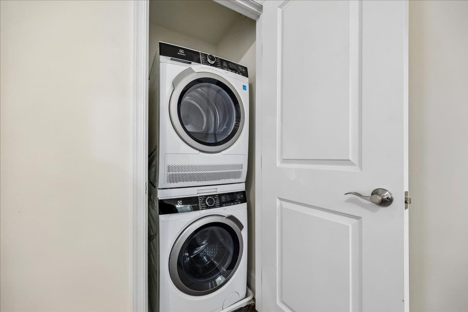 Washington Apartment: 1616 16th Street NW