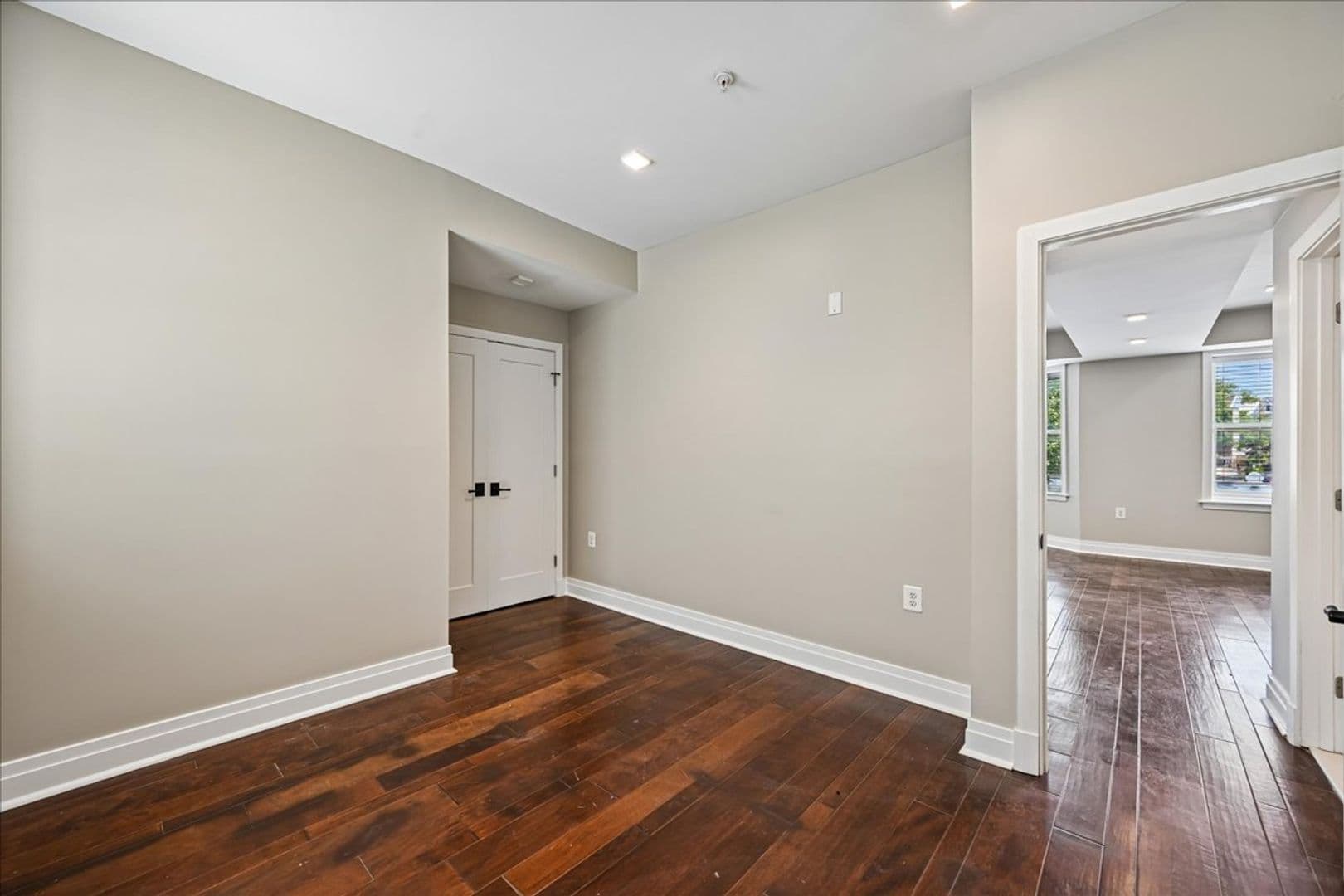 Washington Apartment: 10 Florida Avenue