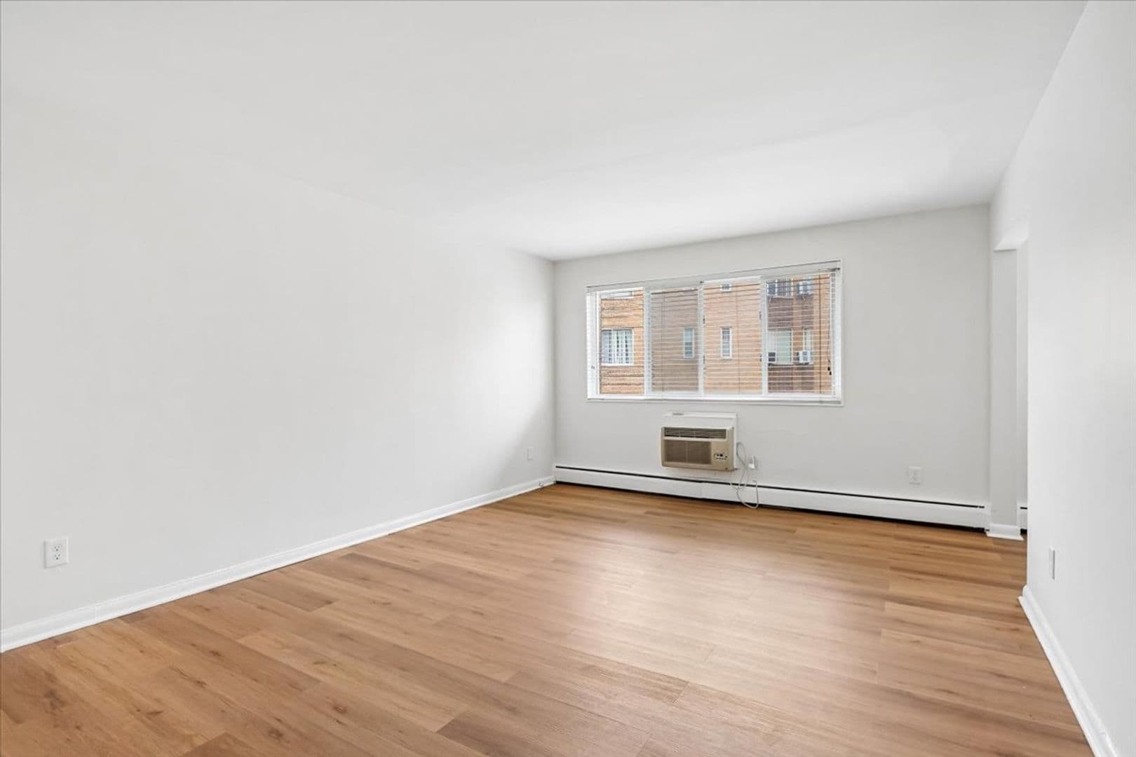 Washington Apartment: 1714 Summit Place NW