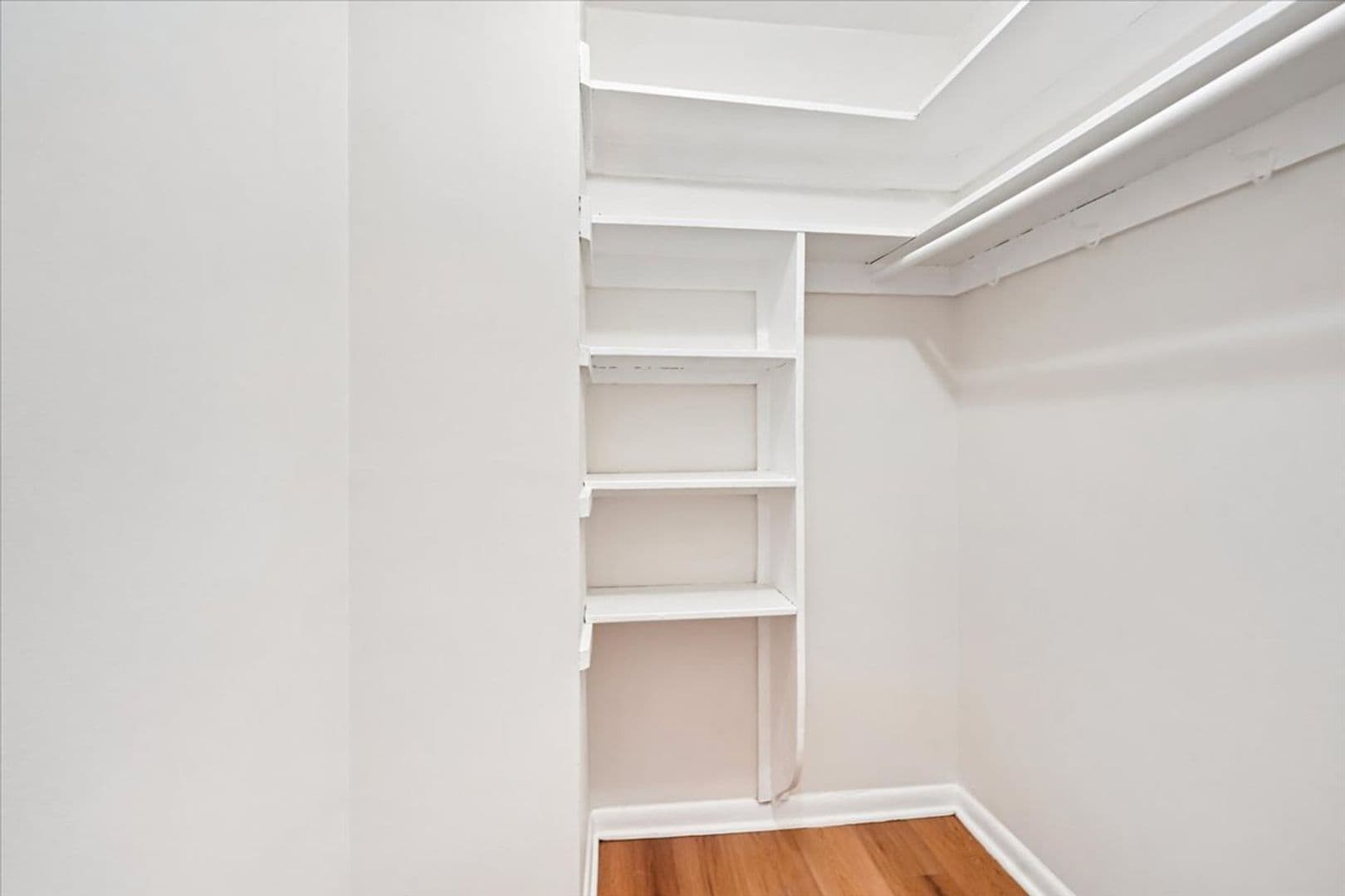 Washington Apartment: 1714 Summit Place NW