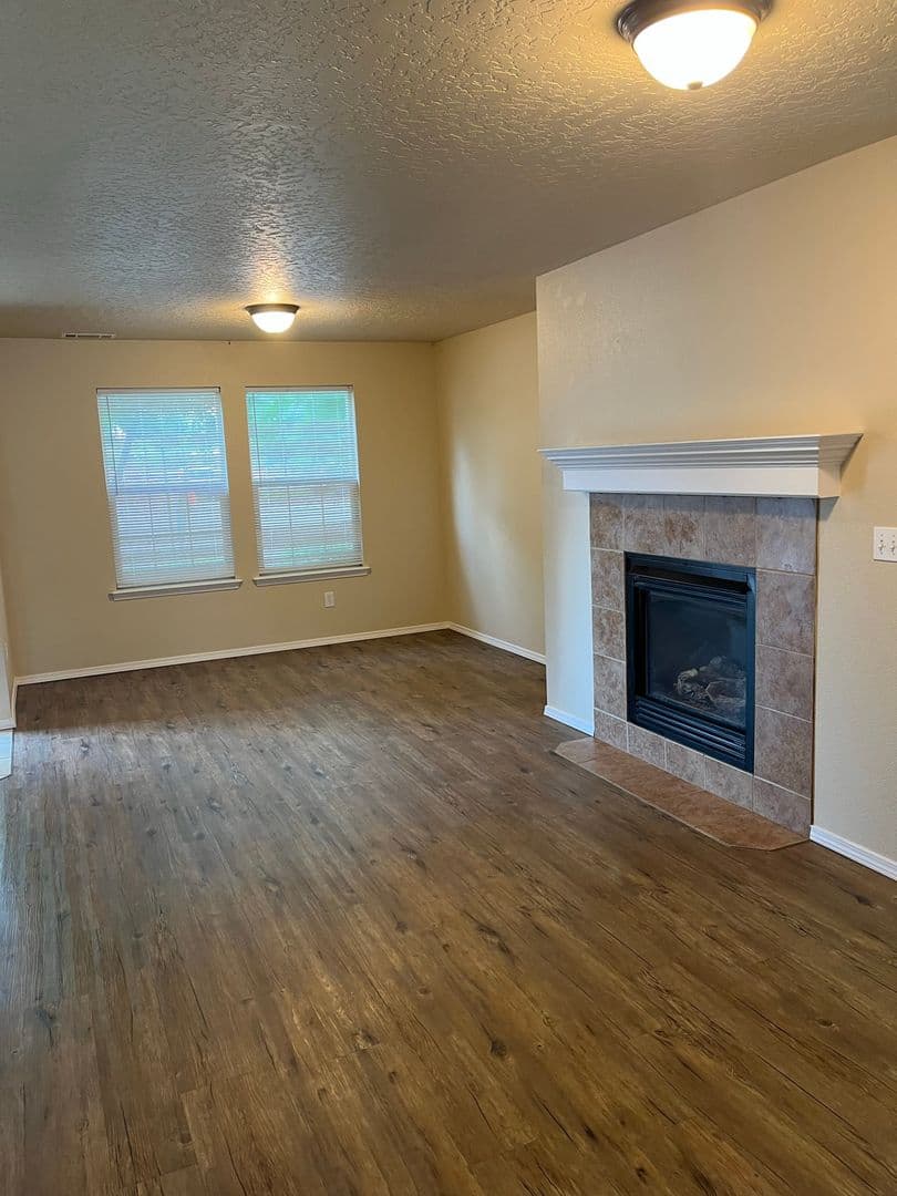 Kuna House: 304 E Ivy Glade St