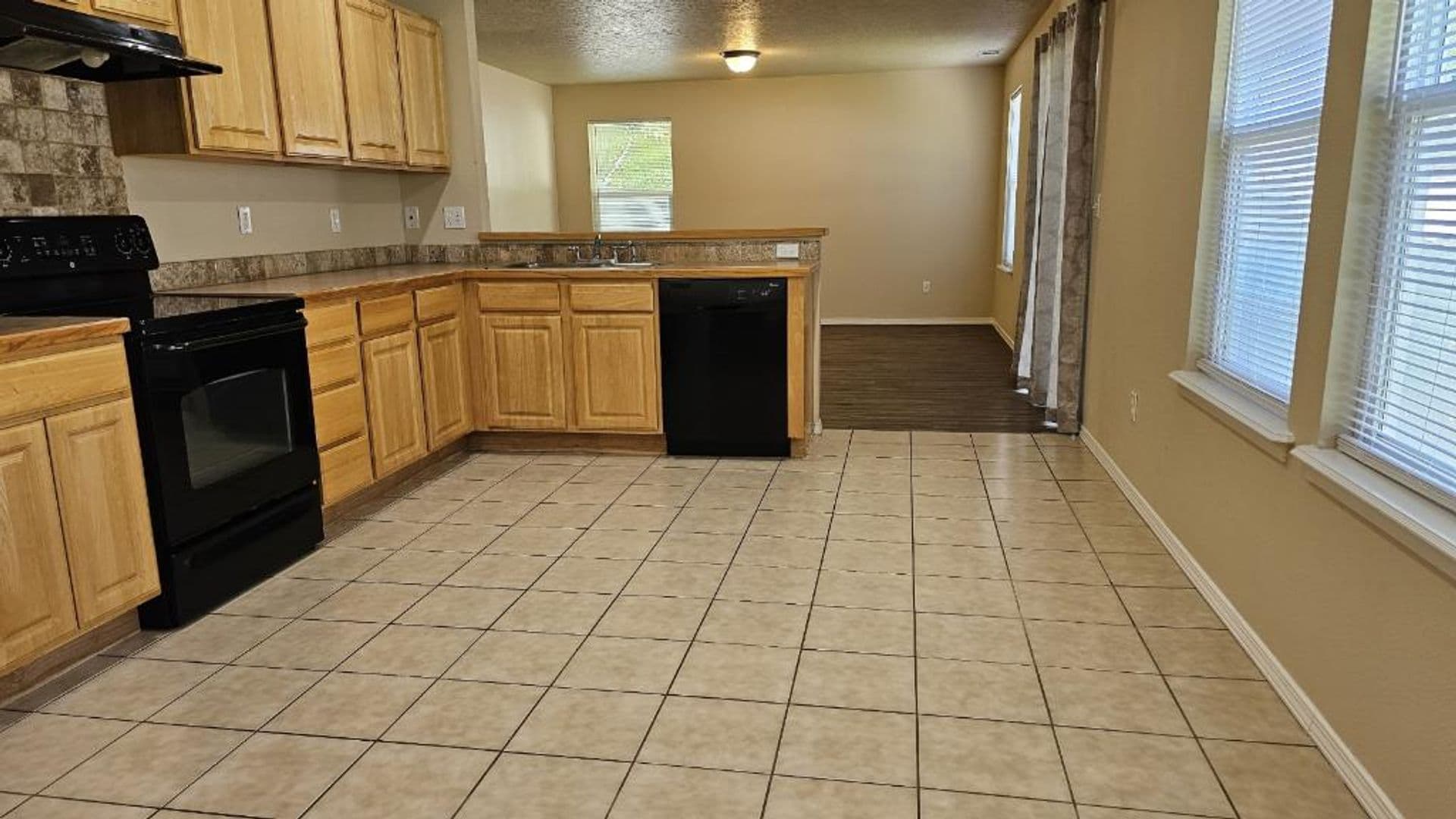 Kuna House: 304 E Ivy Glade St