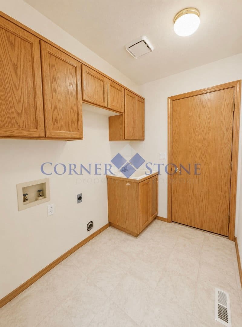 Boise House: 5537 N Tumbleweed Place
