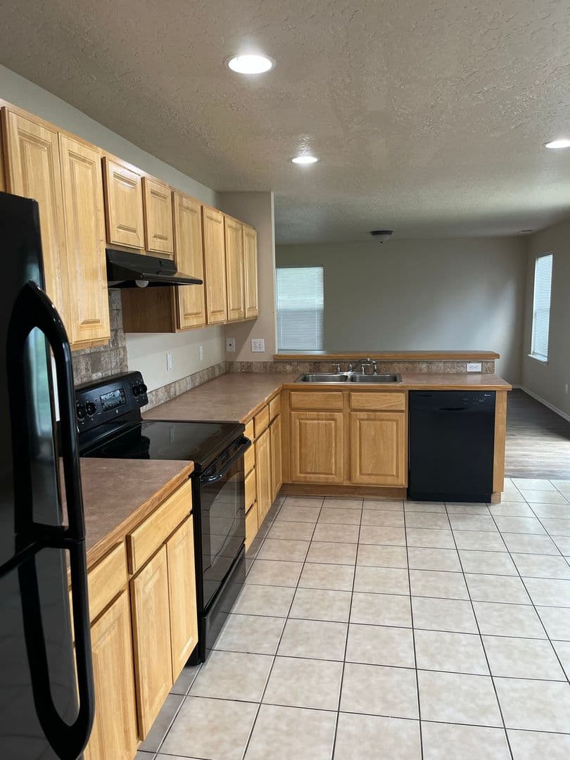 Kuna House: 304 E Ivy Glade St