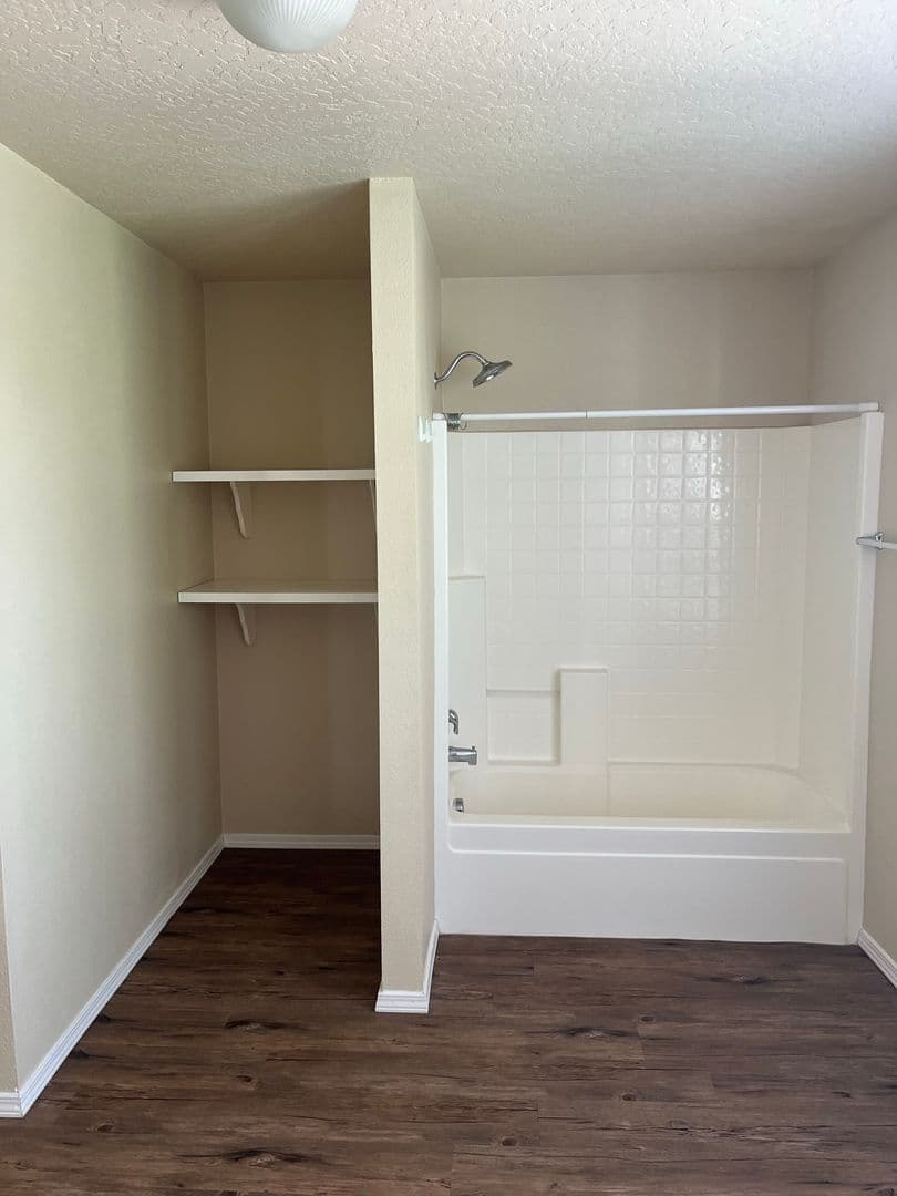 Kuna House: 304 E Ivy Glade St