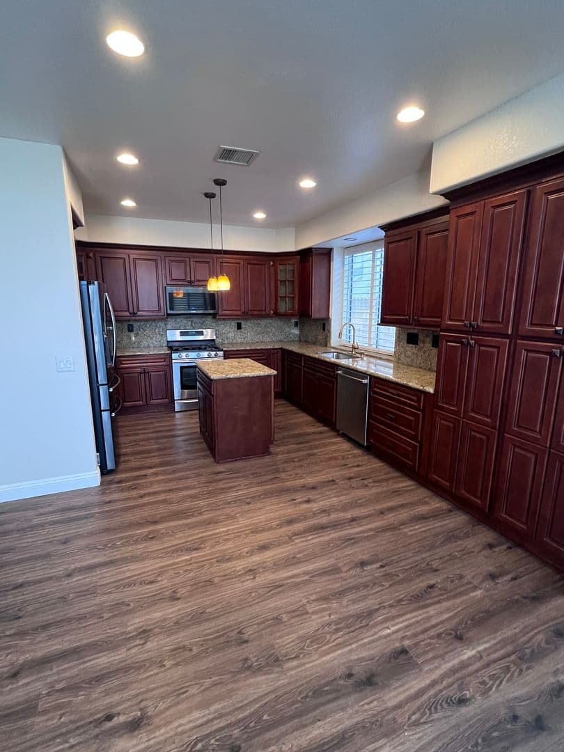 Roseville House: 124 Sky Ridge Court