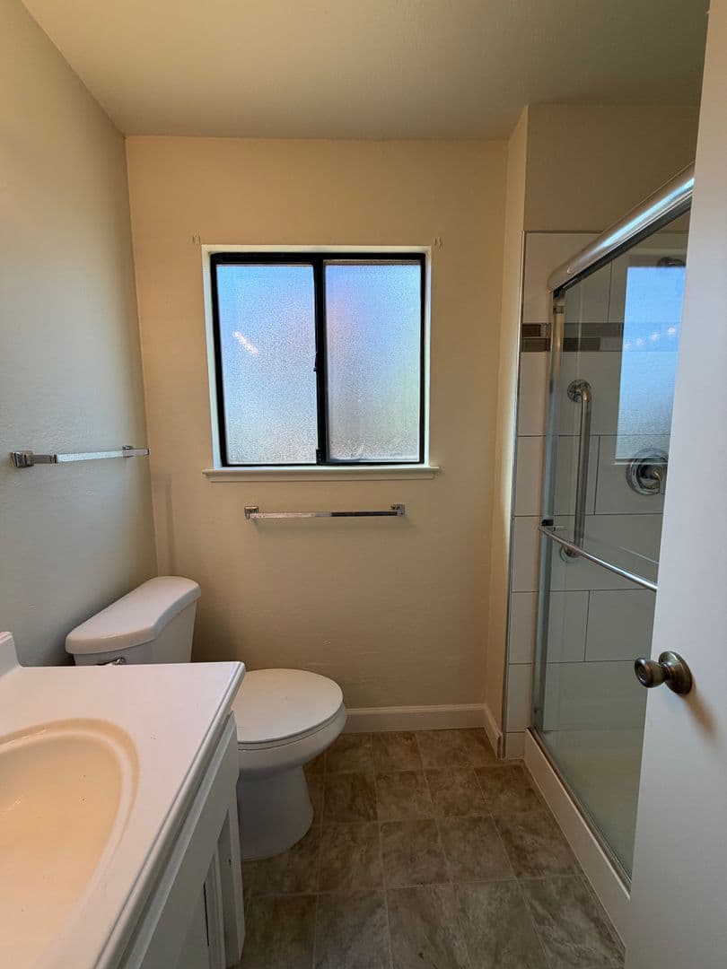 Roseville House: 1730 Kent Street #B
