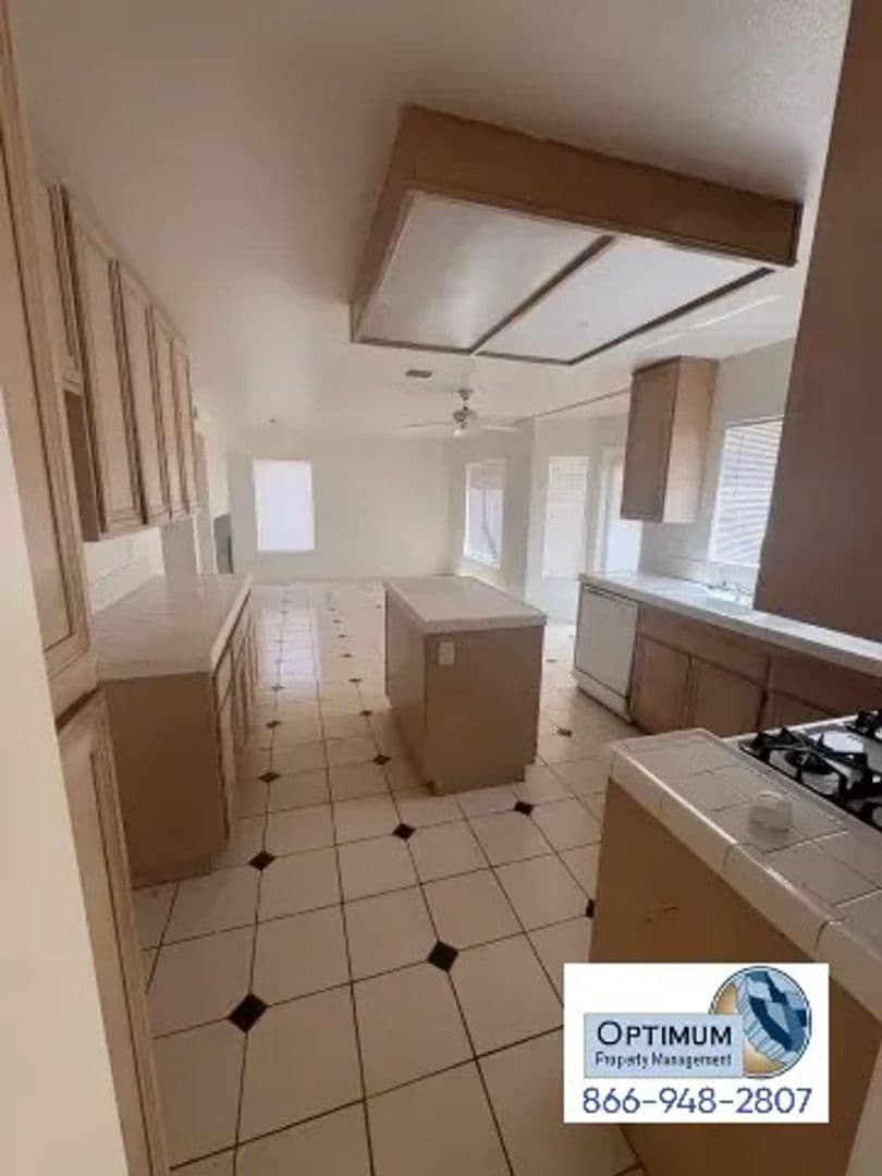 Victorville House: 17065 Grand Mammoth Pl.