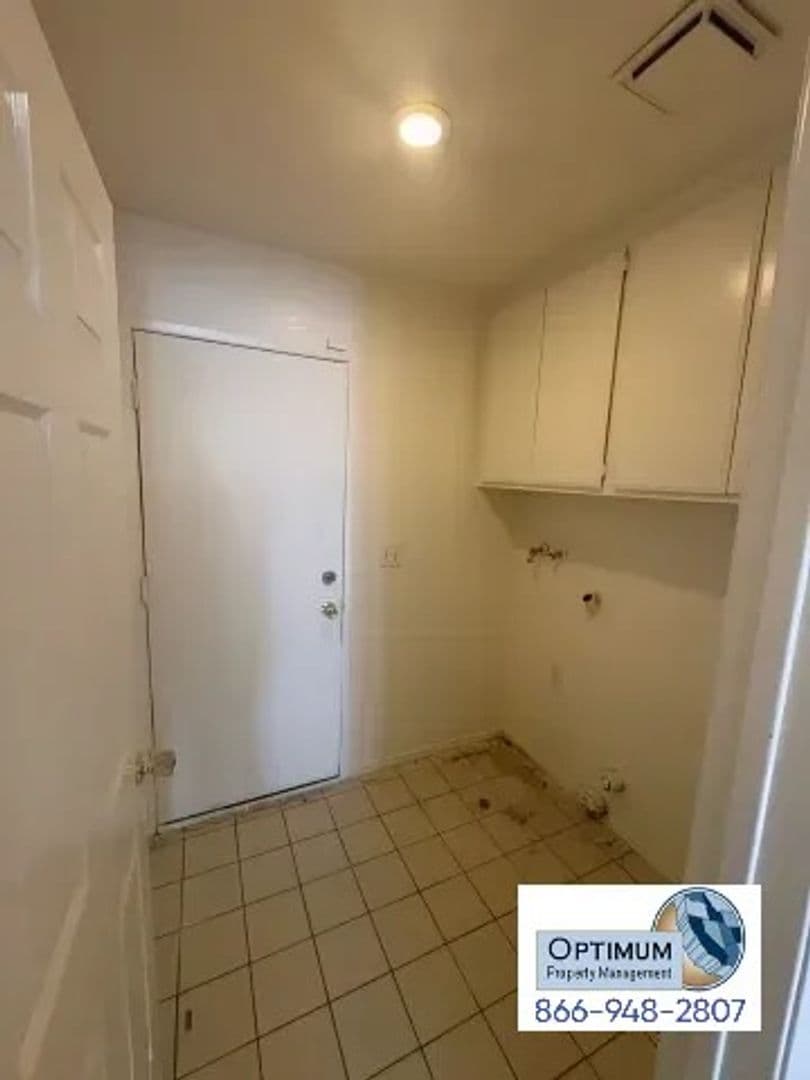 Victorville House: 17065 Grand Mammoth Pl.