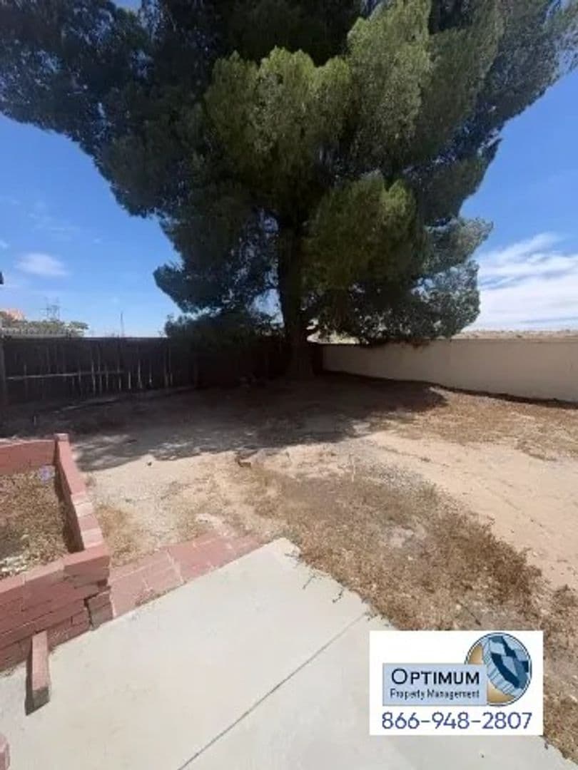 Victorville House: 17065 Grand Mammoth Pl.